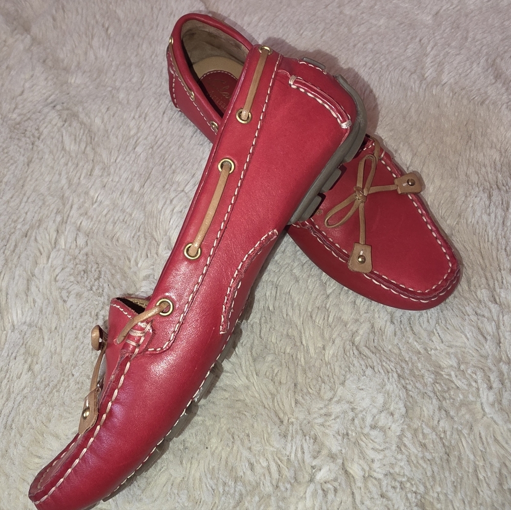 Clarks Artisan Loafers size 5.5 red leather Moccasin Slip On - Picture 2 of 7
